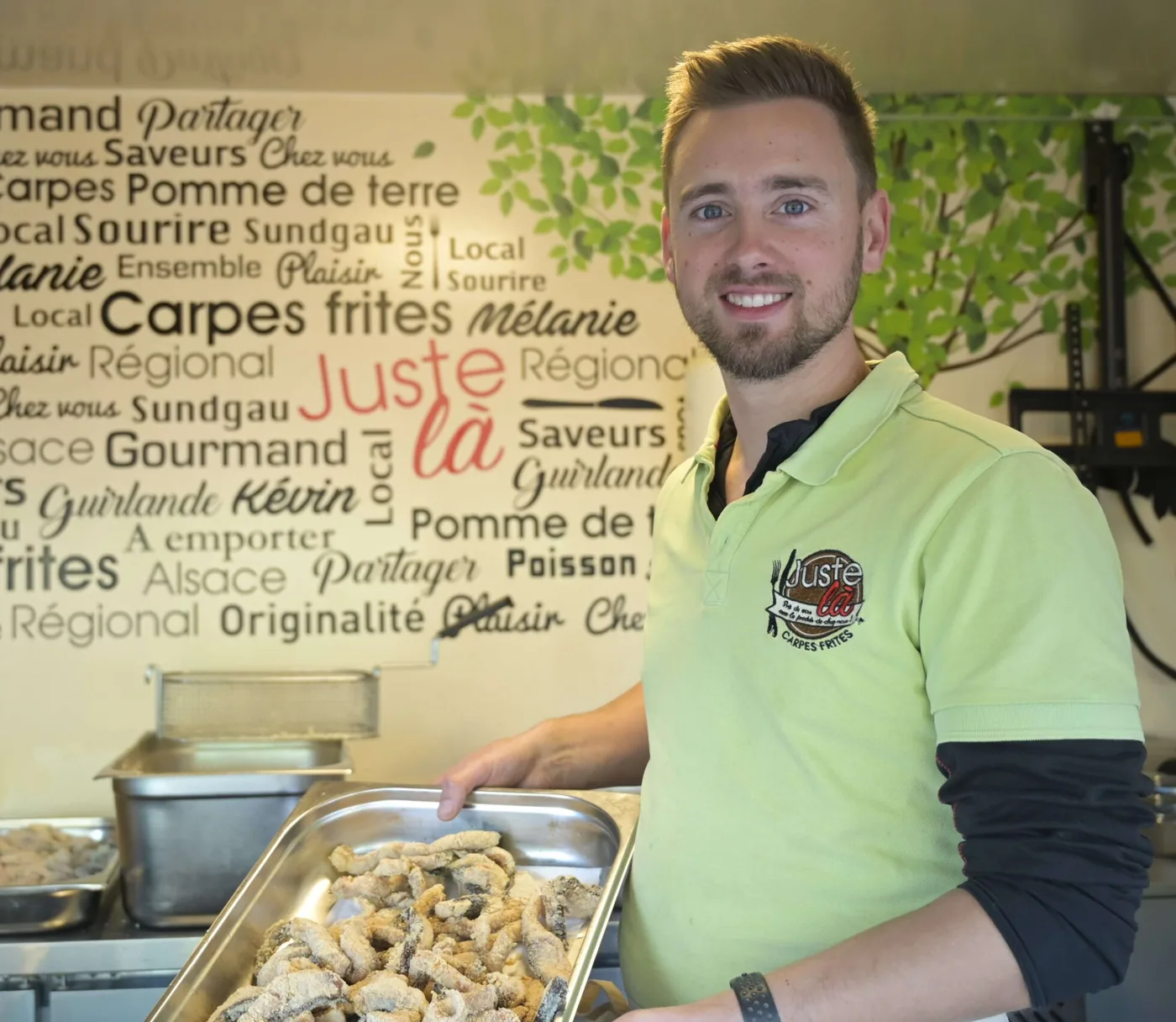 Kevin de Juste Là avec un plateau de carpe frite traditionnelle sundgauvienne